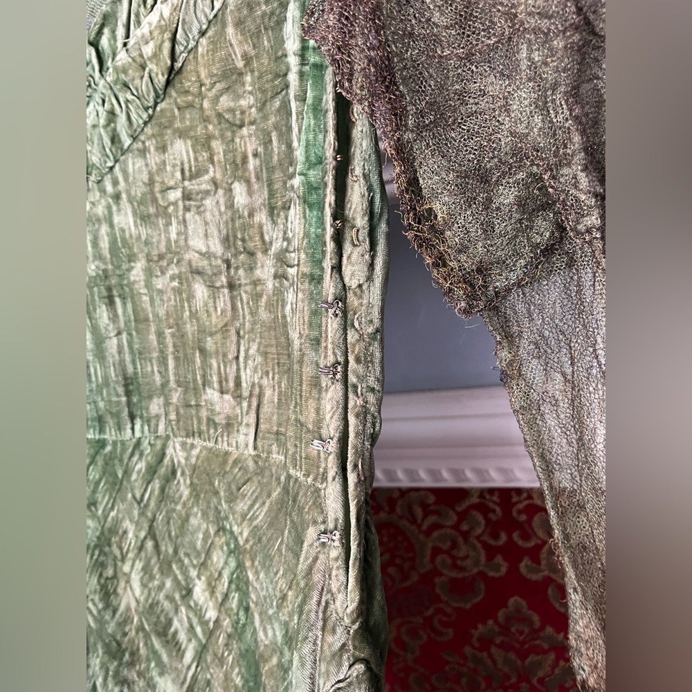 Romeo and Juliet Antique Velvet Dress - Picture 12 of 12